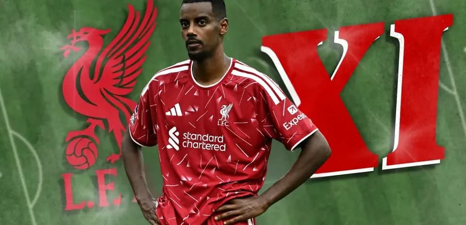 Jugador de Liverpool en uniforme rojo en el campo
