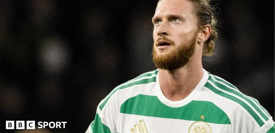 Jugador de fútbol con camiseta de Celtic mirando hacia arriba