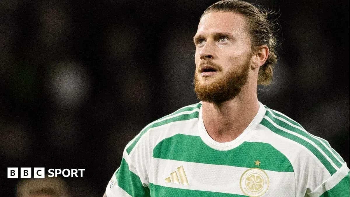 Jugador de fútbol con camiseta de Celtic mirando hacia arriba