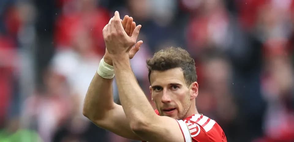 Jugador aplaudiendo a la afición tras el partido