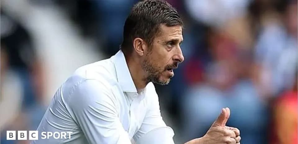 Entrenador dando instrucciones desde la línea de banda