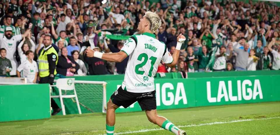 Jugador celebrando un gol frente a la afición
