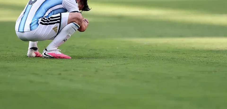Jugador de Argentina agachado en el campo de juego
