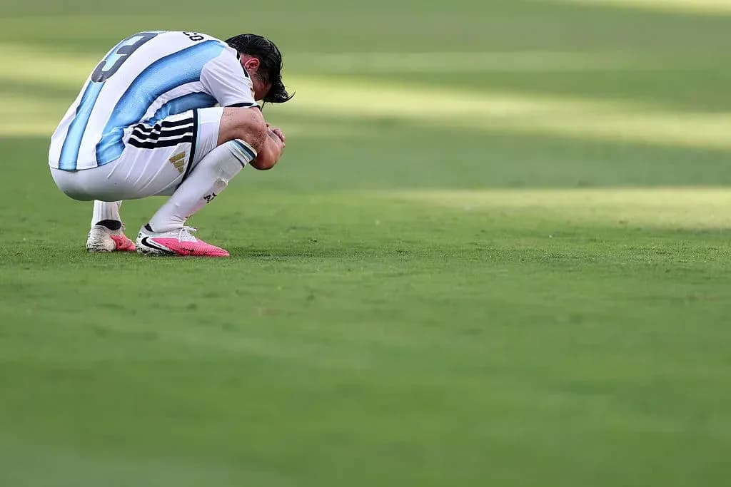 Jugador de Argentina agachado en el campo de juego