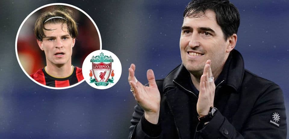 Entrenador aplaudiendo con jugador de Liverpool en fondo