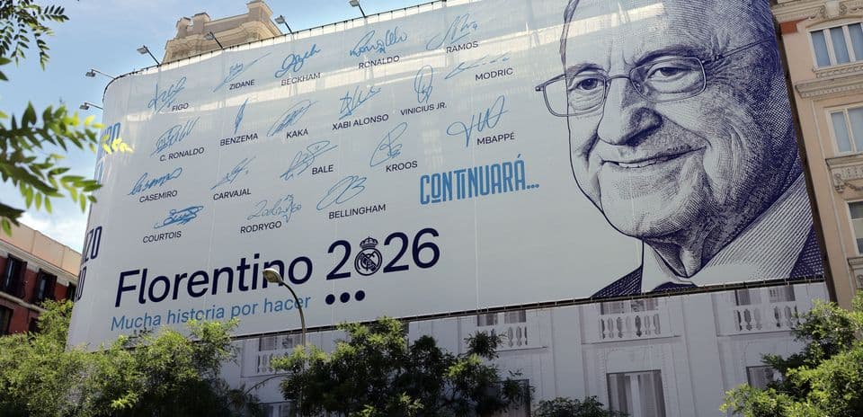 Mural de Florentino Pérez con firmas de jugadores