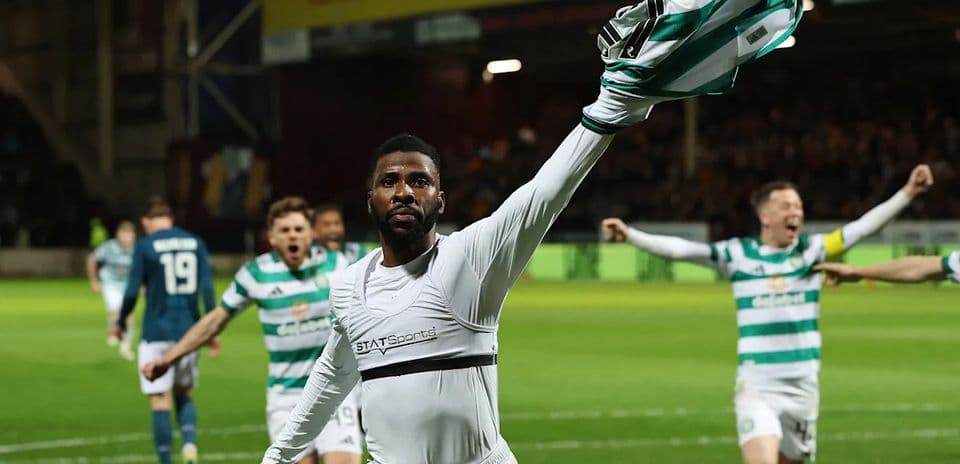 Jugador de Celtic celebrando un gol con camiseta levantada