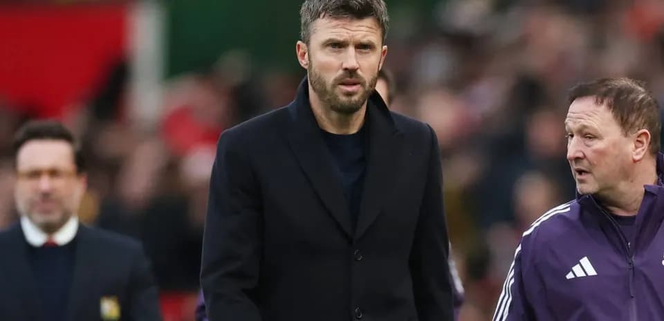 Entrenador caminando en el campo durante el partido