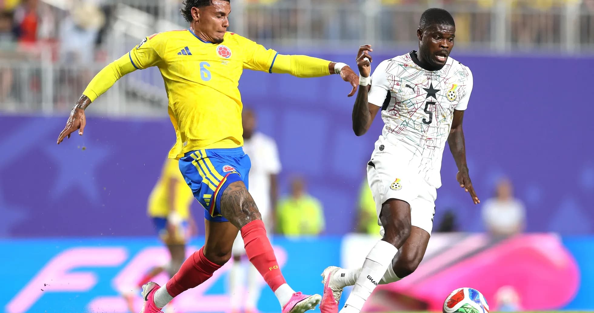 Jugador de Colombia persigue a jugador de Ghana
