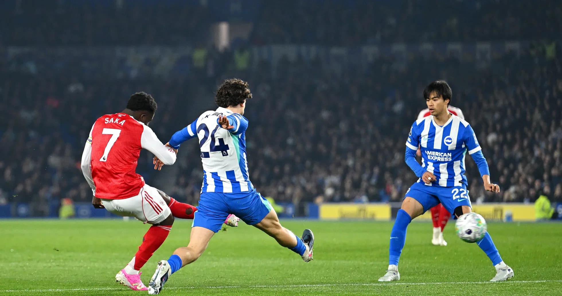 Saka disparando durante el partido contra Brighton