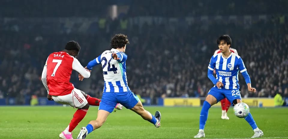 Saka disparando durante el partido contra Brighton