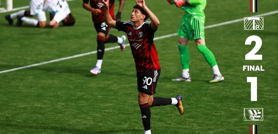 Jugador celebrando un gol en el partido