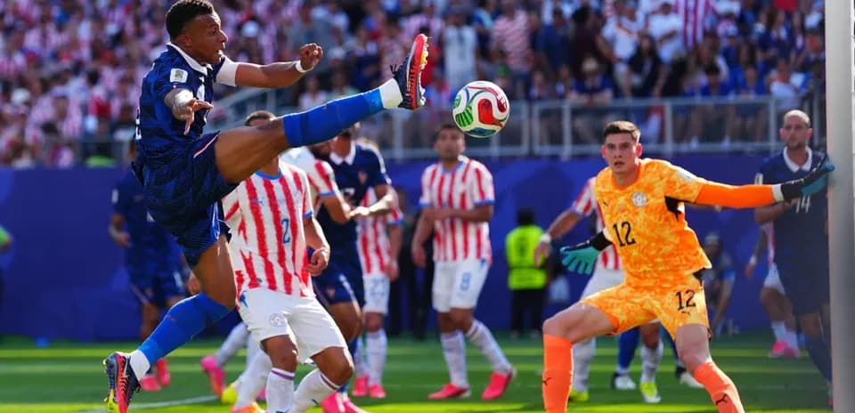 Jugador disparando a puerta durante el partido