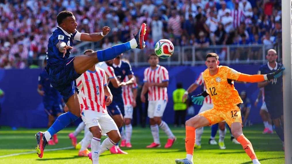 Jugador disparando a puerta durante el partido