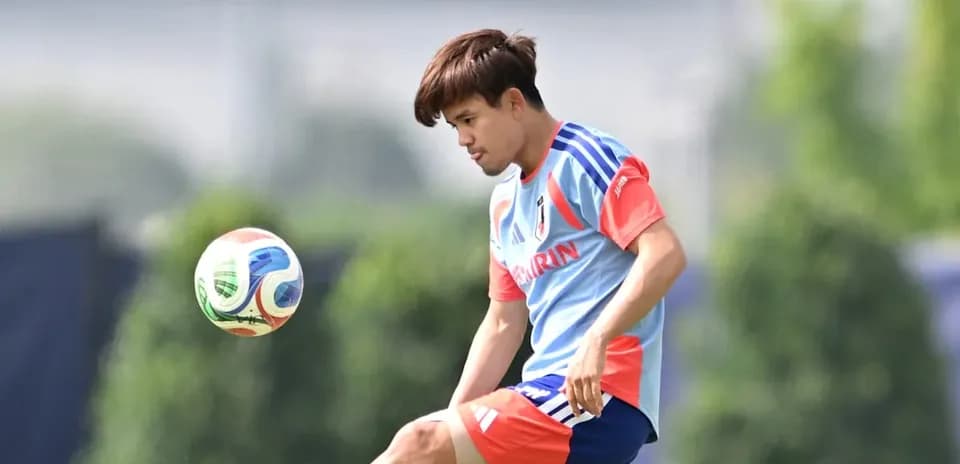Jugador japonés golpeando un balón de fútbol en entrenamiento
