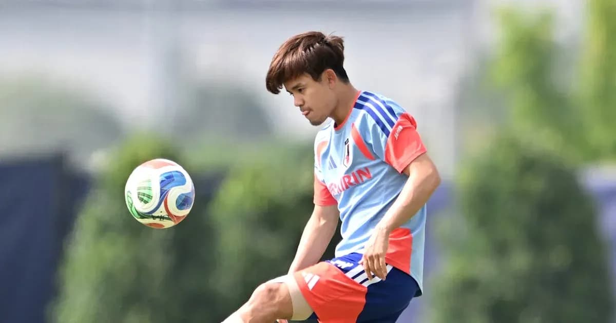 Jugador japonés golpeando un balón de fútbol en entrenamiento