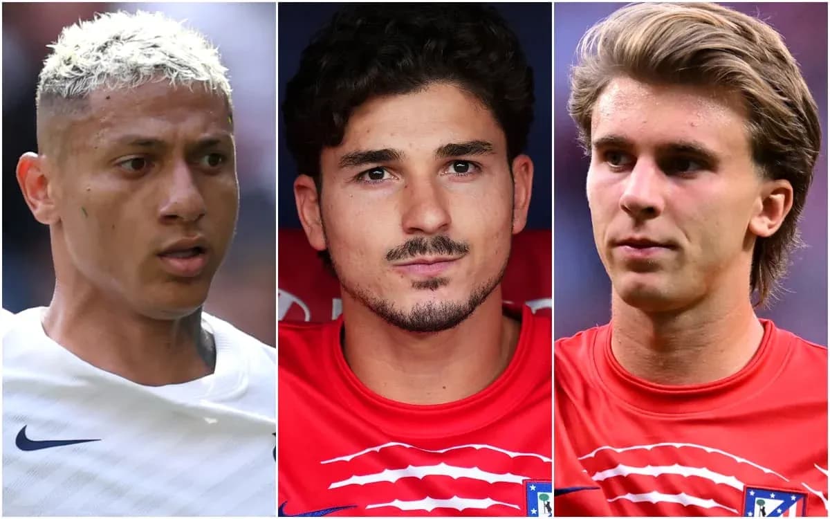Tres jugadores de fútbol en primer plano