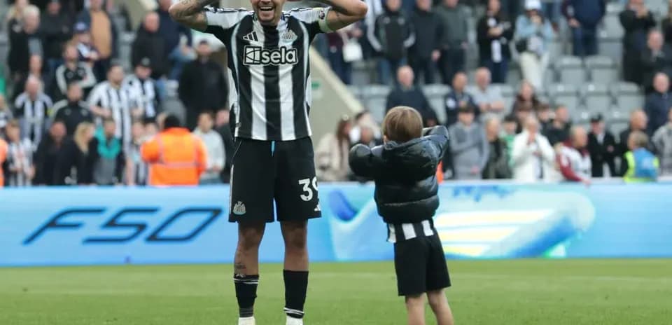 Jugador de Newcastle celebrando con un niño