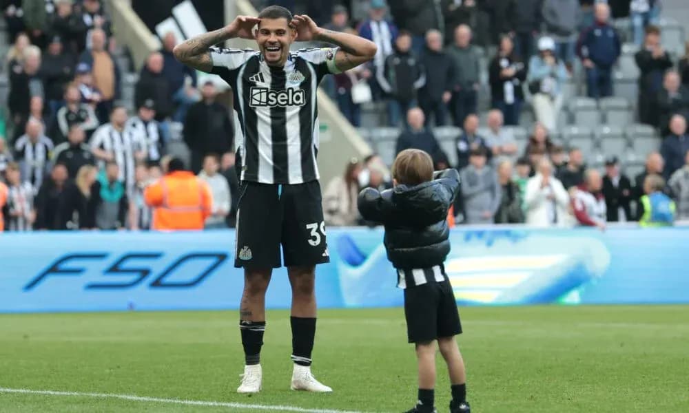 Jugador de Newcastle celebrando con un niño