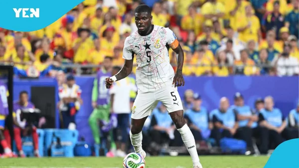 Jugador de Ghana controlando el balón en el partido