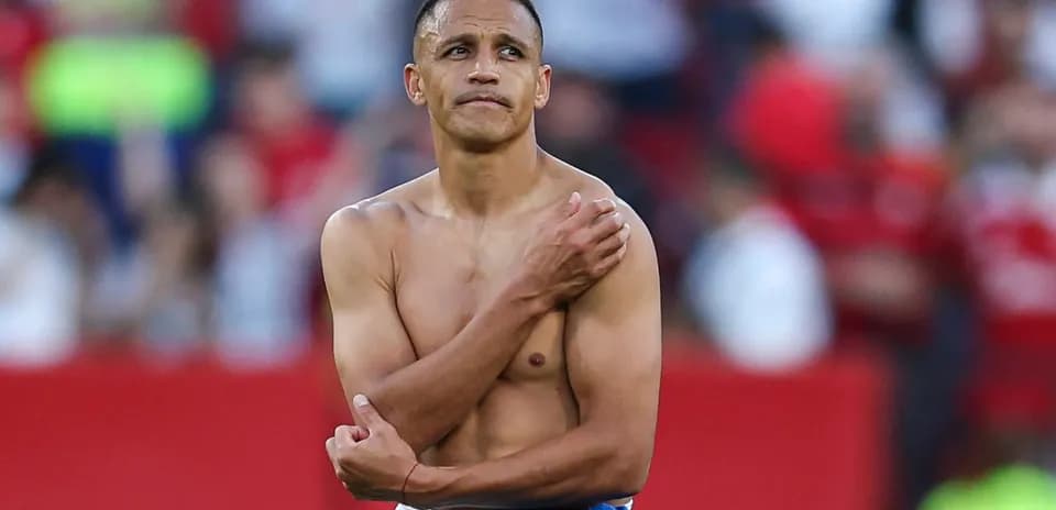 Jugador con camiseta levantada tras el partido