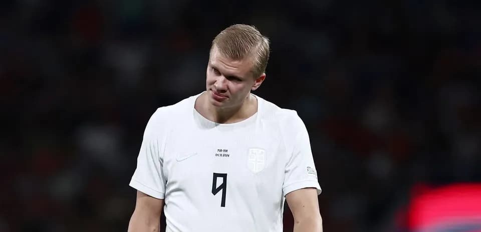 Jugador de fútbol con camiseta blanca en el campo