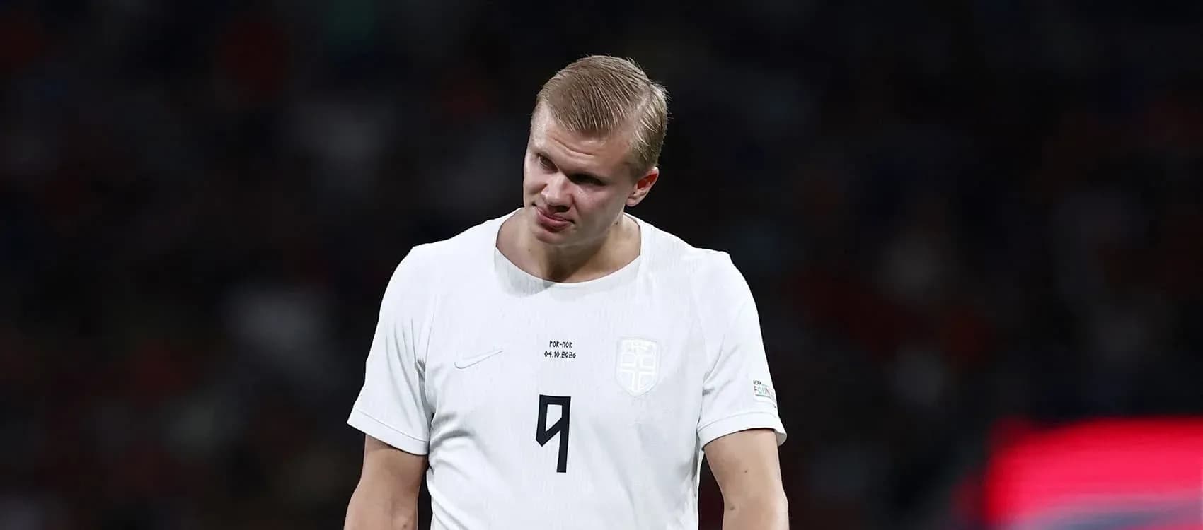 Jugador de fútbol con camiseta blanca en el campo