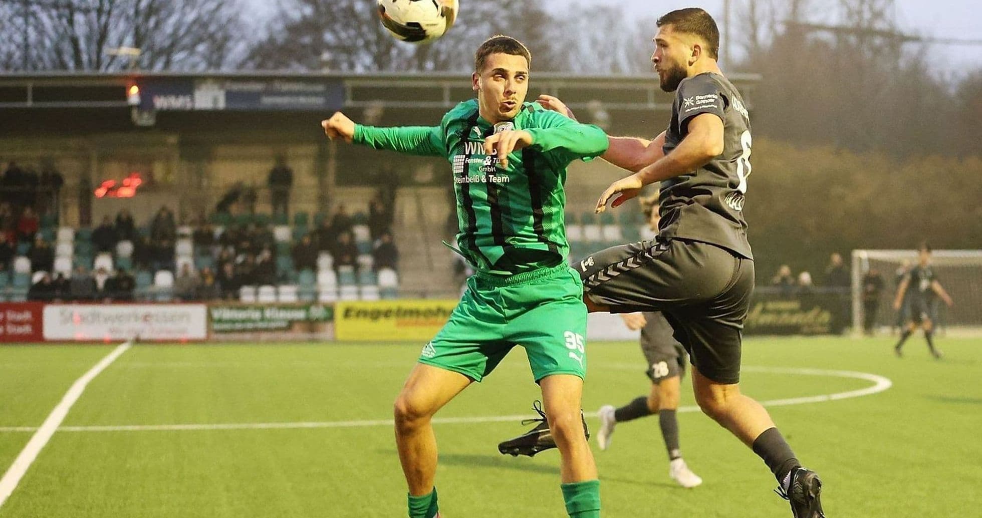 Jugador luchando por el balón en el partido