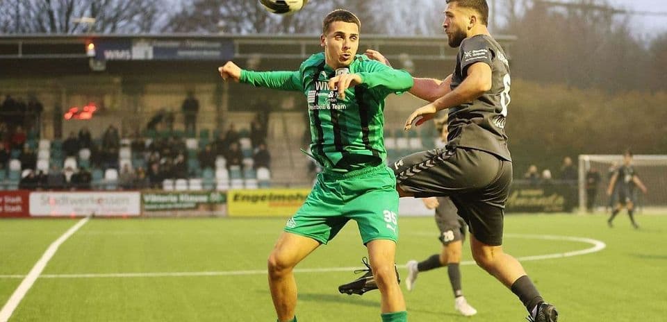 Jugador luchando por el balón en el partido