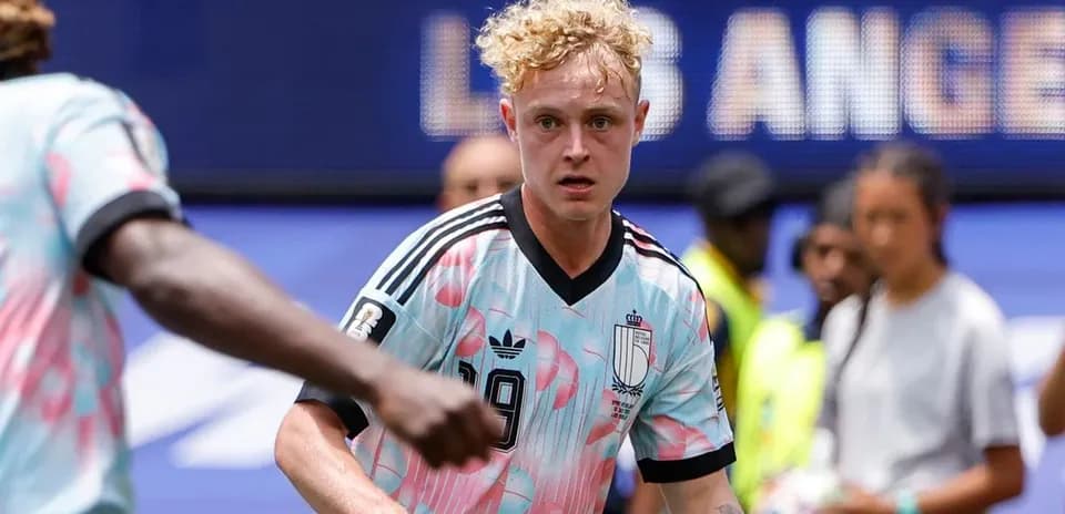 Jugador en acción durante un partido de fútbol