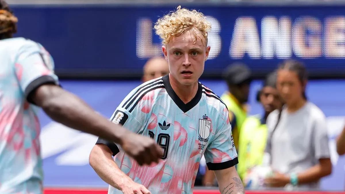 Jugador en acción durante un partido de fútbol