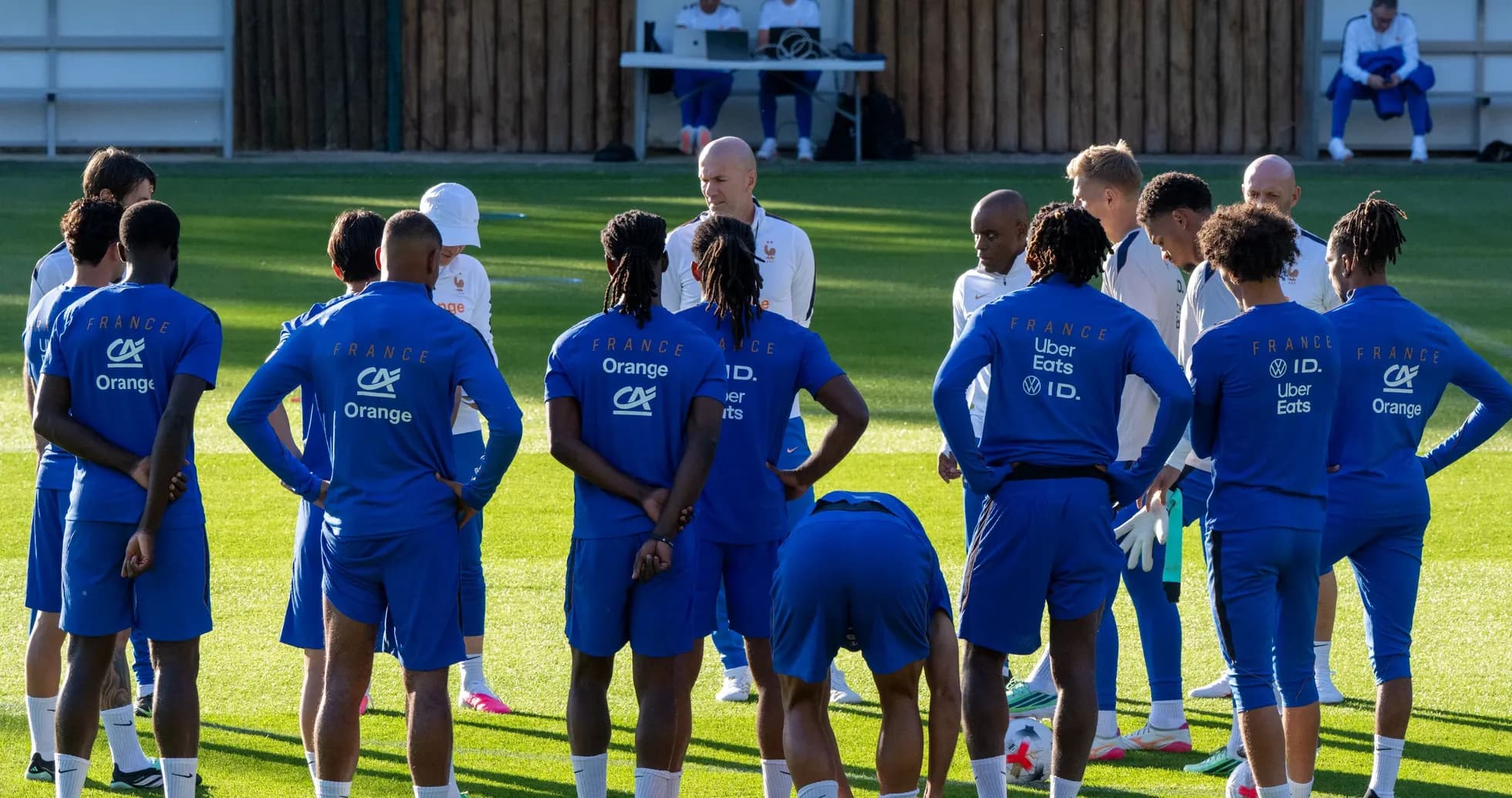 Jugadores de Francia escuchando a su entrenador en entrenamiento