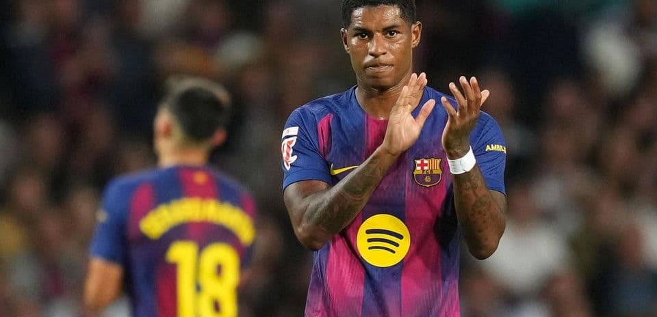 Jugador del FC Barcelona aplaudiendo en el campo