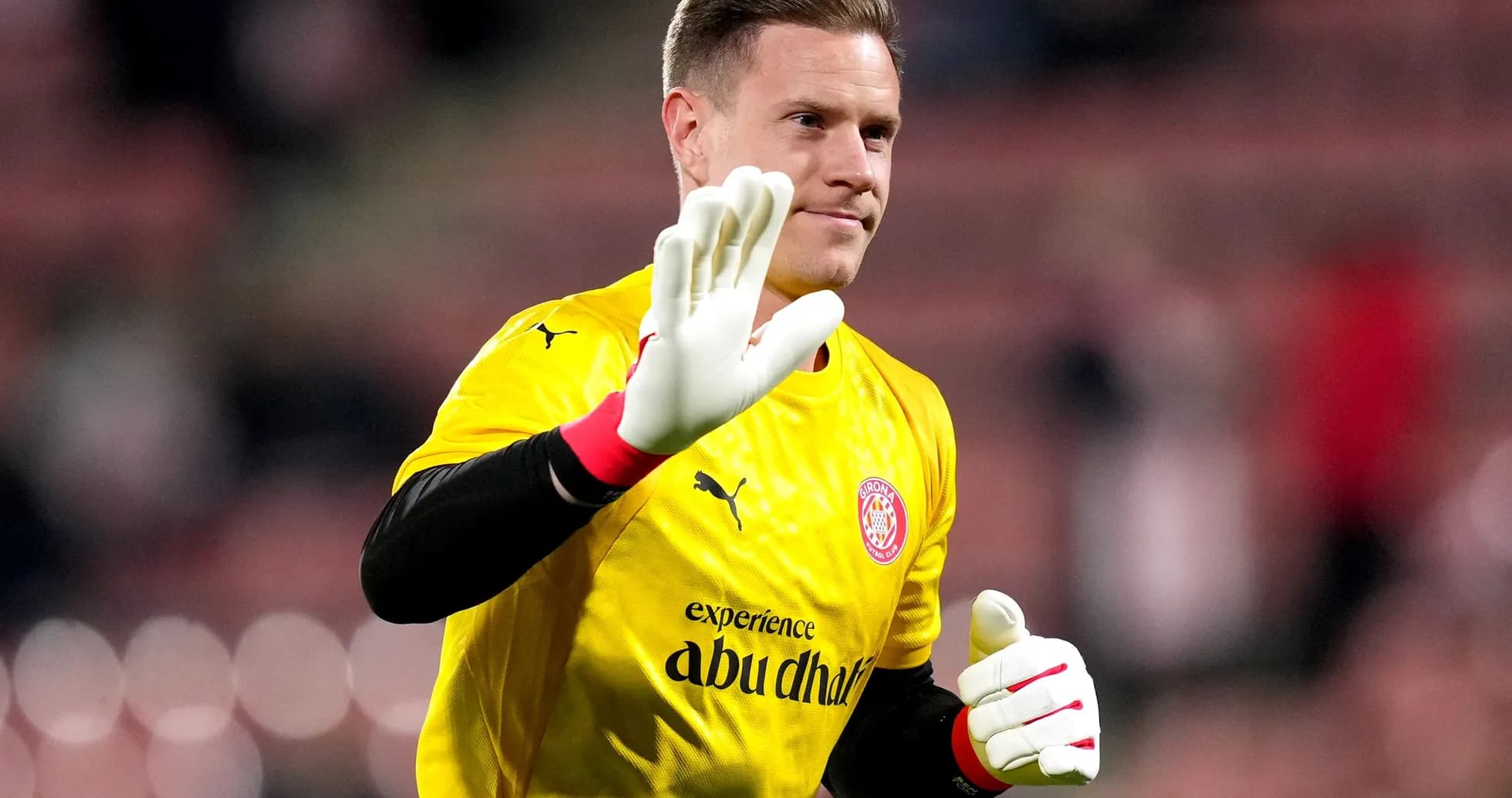 Portero saludando antes del partido con Girona