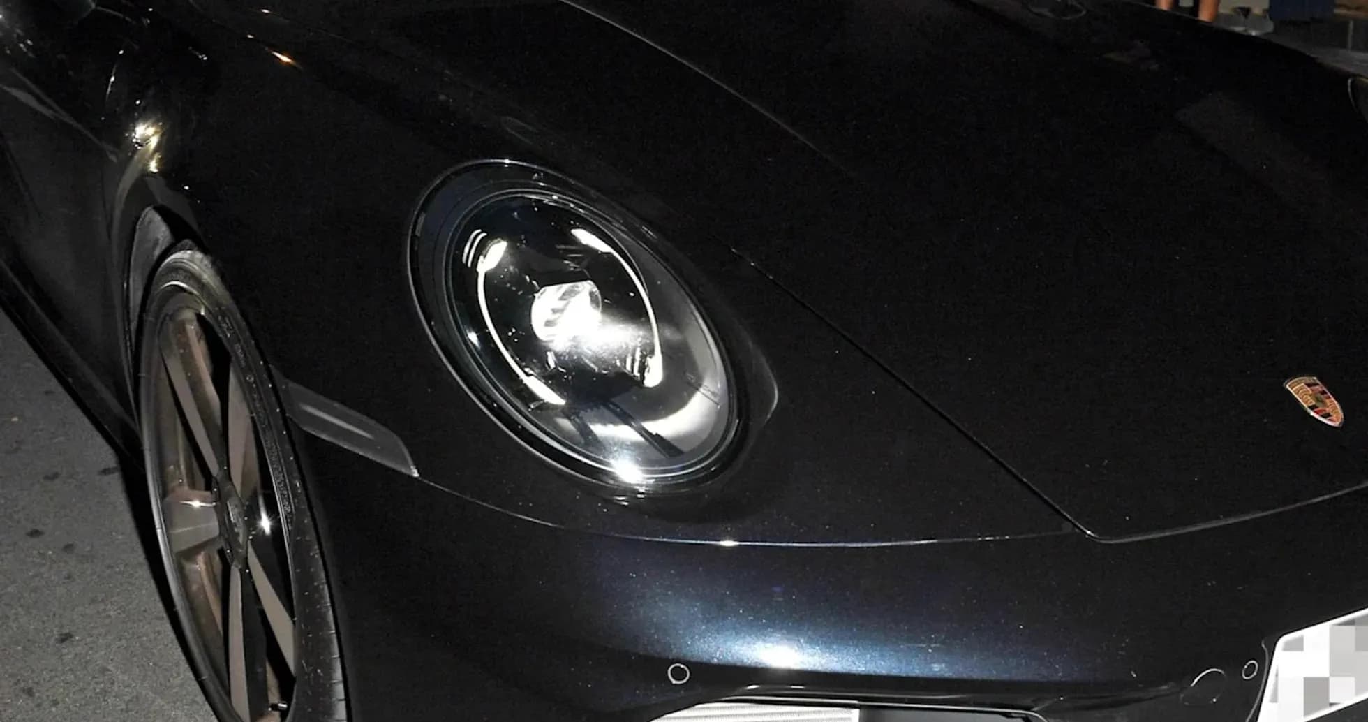 Dos personas dentro de un Porsche deportivo en la noche