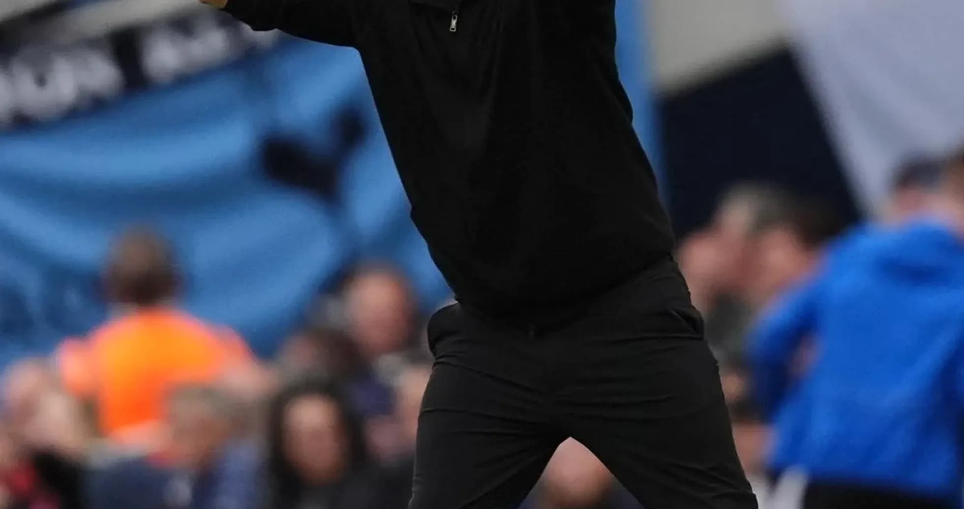 Entrenador dirigiendo al equipo desde la línea de banda