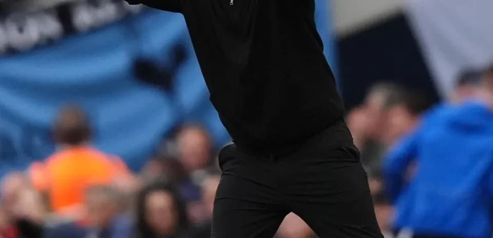 Entrenador dirigiendo al equipo desde la línea de banda