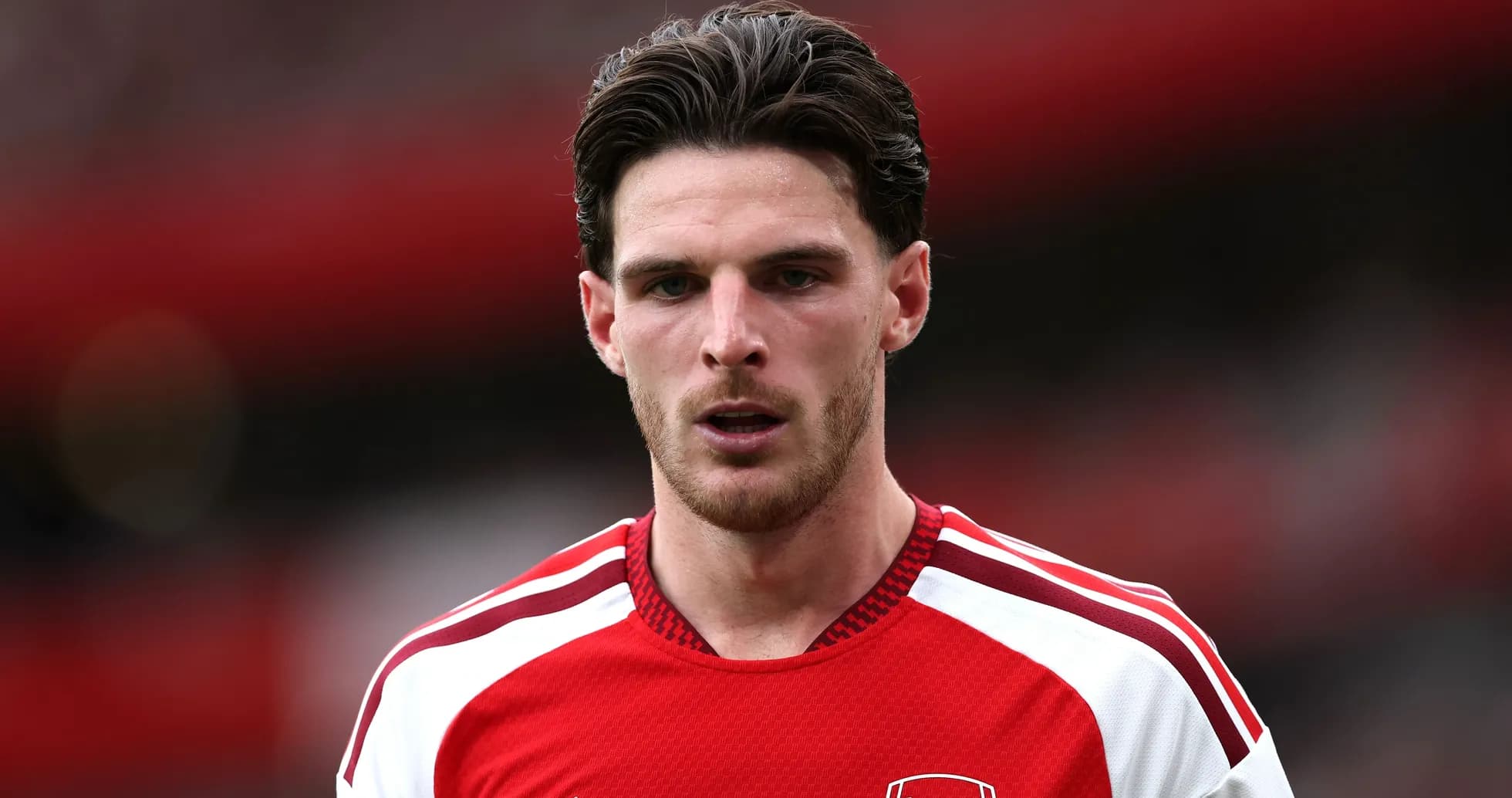 Jugador de Arsenal en uniforme rojo durante el partido