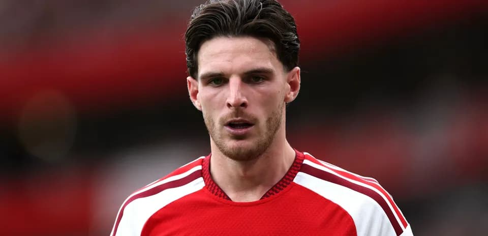 Jugador de Arsenal en uniforme rojo durante el partido