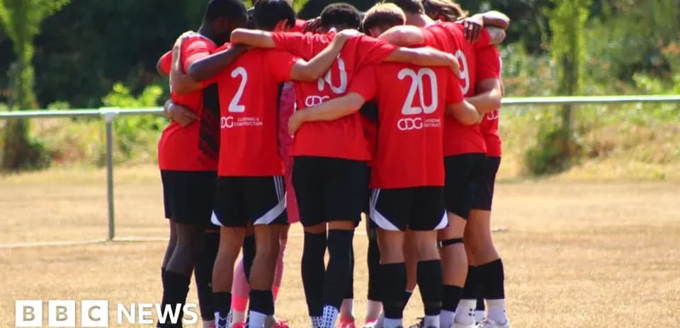 Jugadores en círculo durante un entrenamiento de fútbol