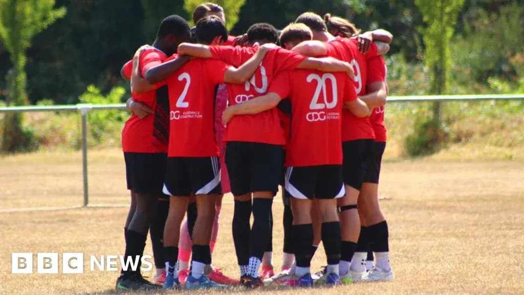 Jugadores en círculo durante un entrenamiento de fútbol