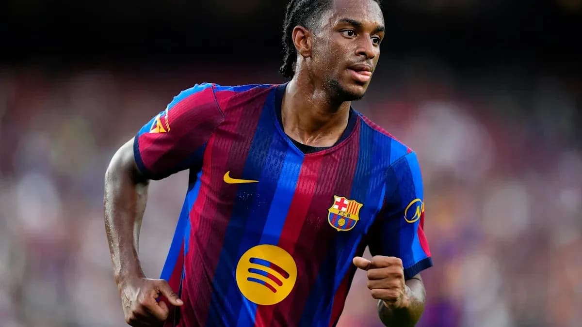 Jugador de Barcelona corriendo en el campo