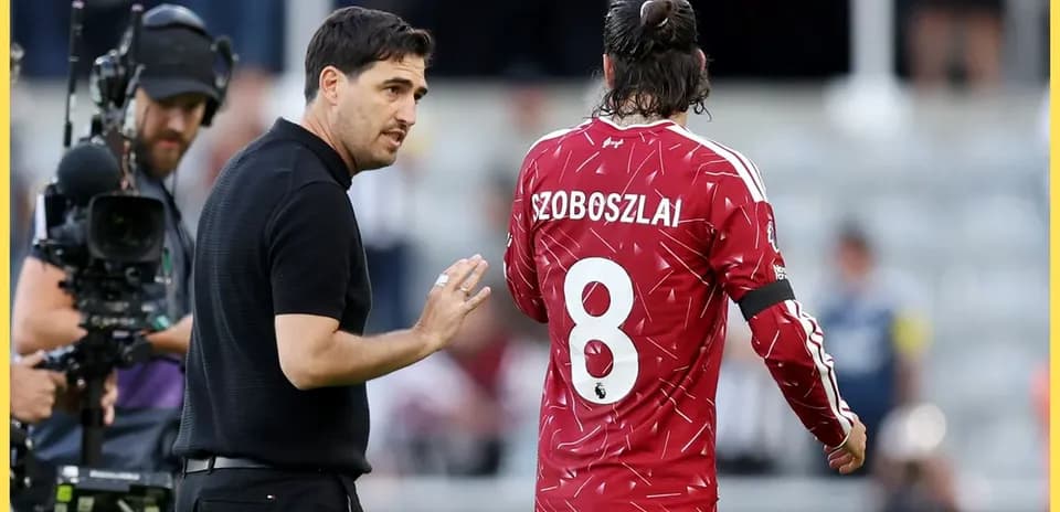 Entrenador hablando con Szoboszlai durante partido