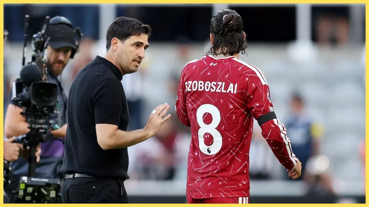 Entrenador hablando con Szoboszlai durante partido