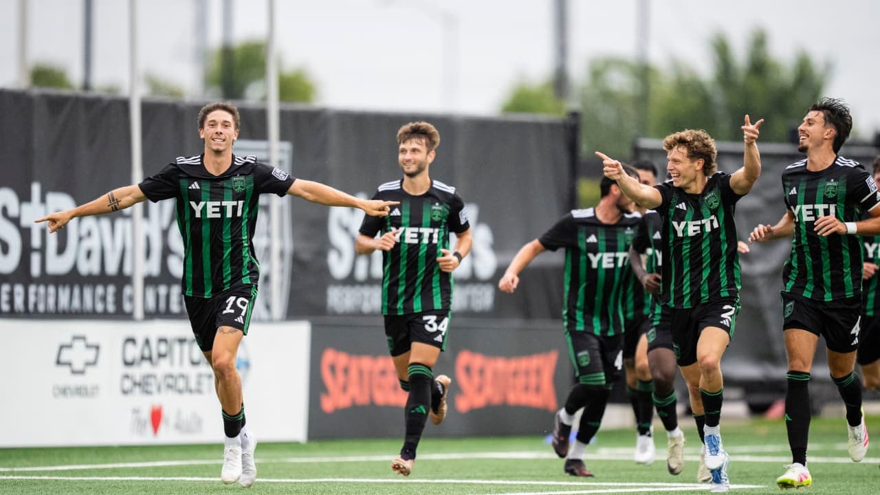 Jugadores de Austin II celebrando un gol