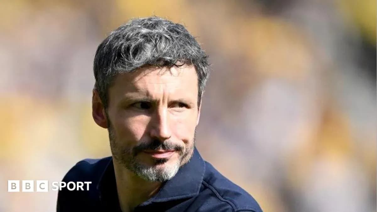 Entrenador observando el partido desde la banda