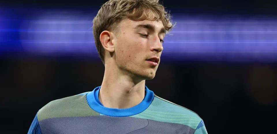 Portero de Real Madrid en el campo durante partido