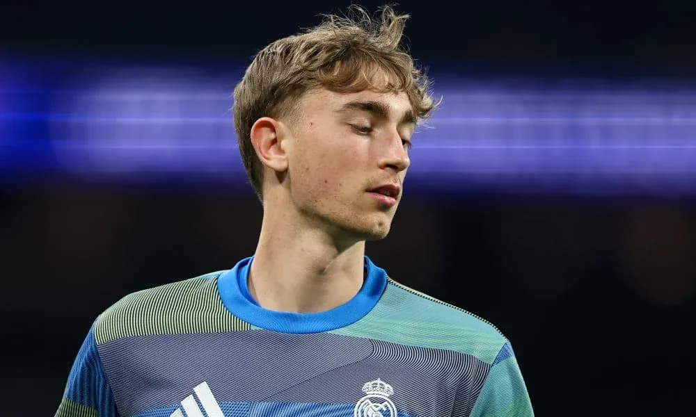 Portero de Real Madrid en el campo durante partido