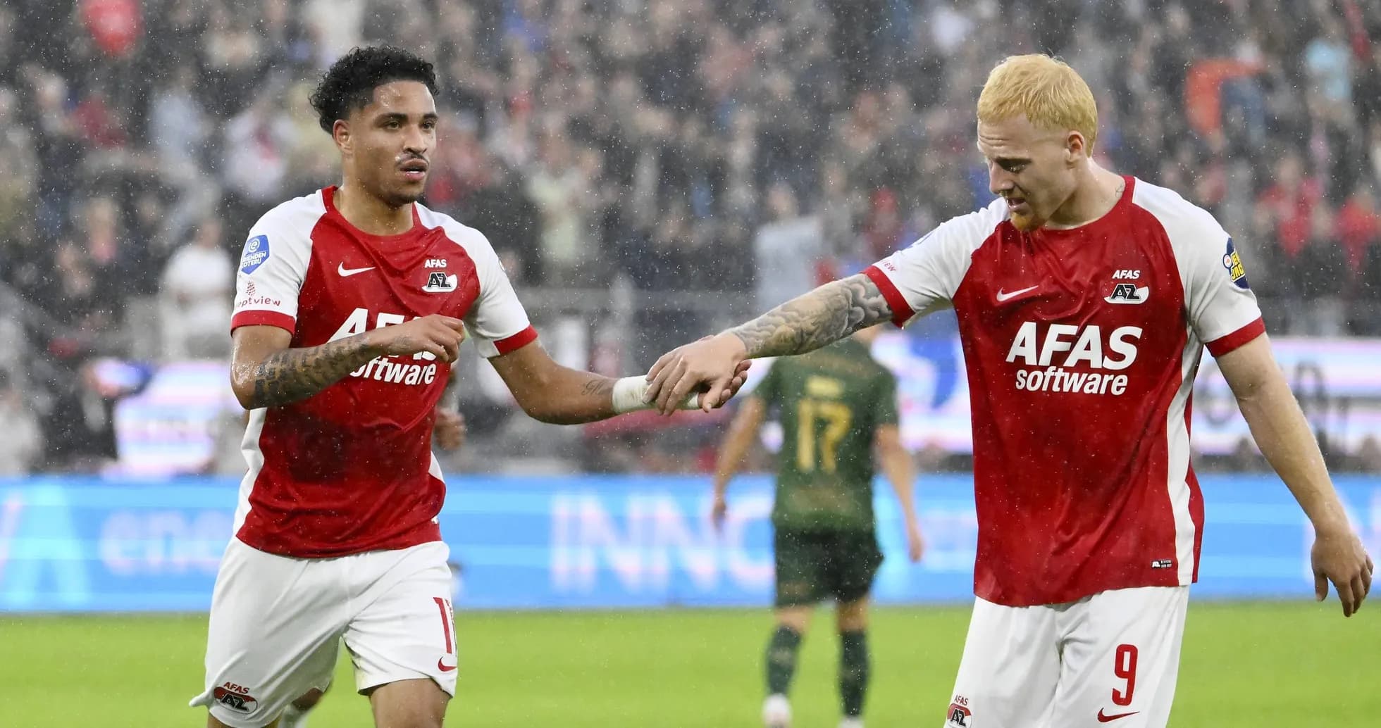 Dos jugadores de AZ Alkmaar celebrando en el campo