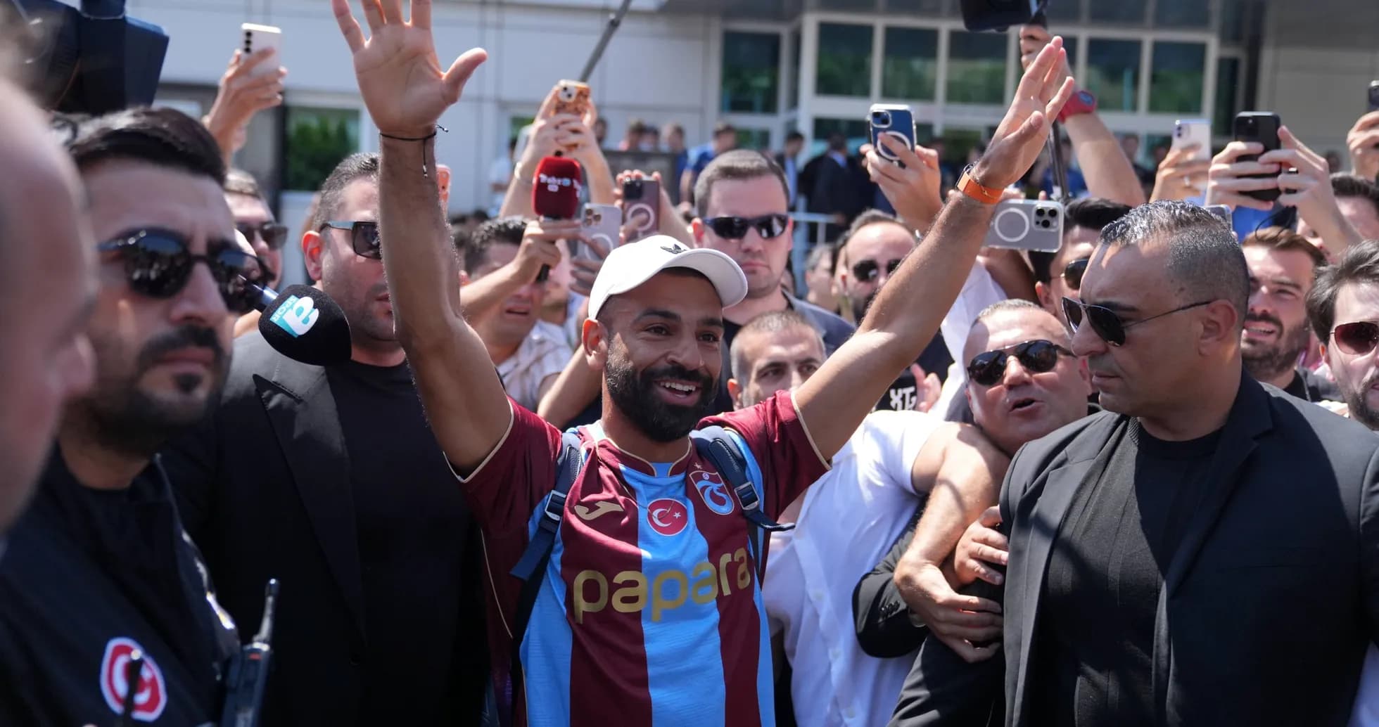 Jugador saludando a la multitud en evento